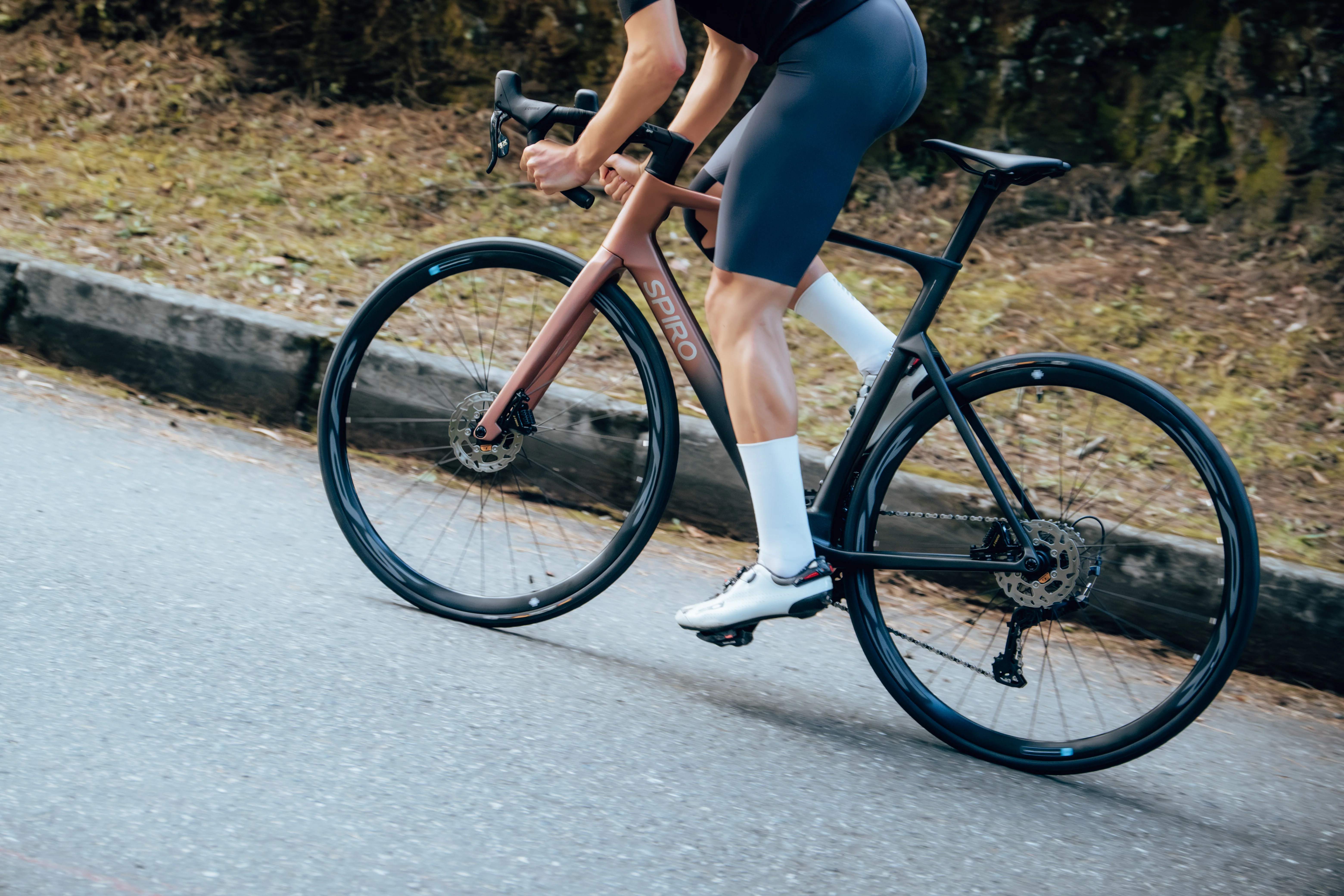 Bicicleta de ruta LEGEND SL en carbono Shimano 105 - Image 22